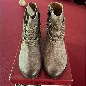 Naughty Monkey, size 7